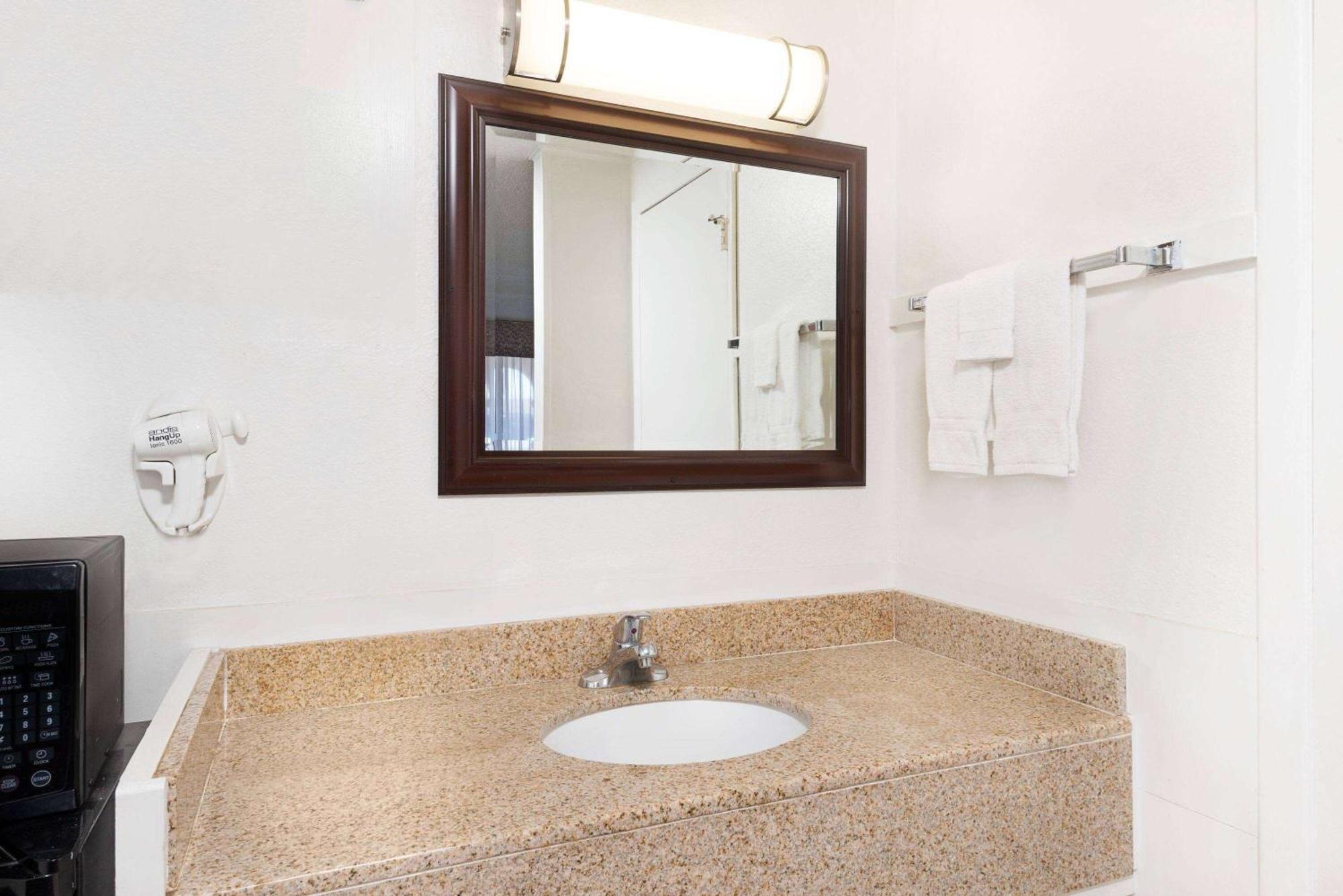 Travelodge By Wyndham Las Vegas Nm מראה חיצוני תמונה